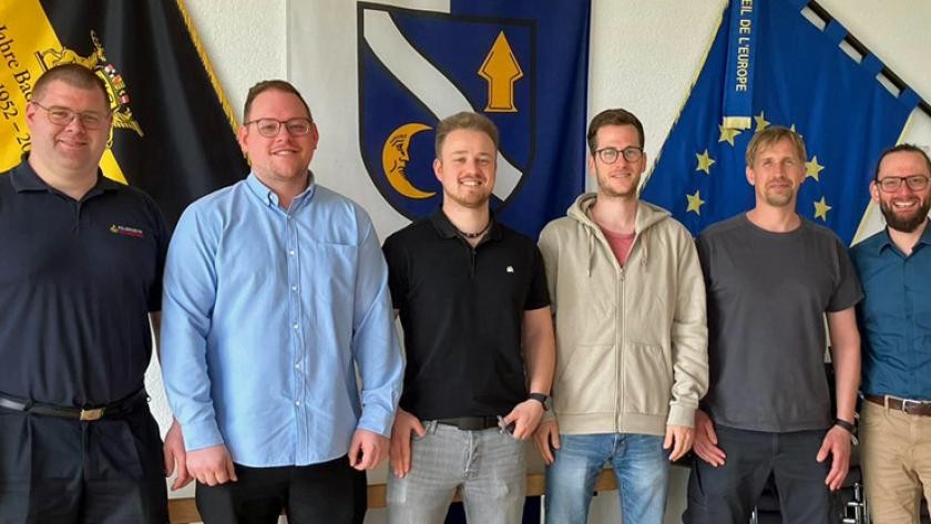 Fachbereichsleiter Reinhold Bayer (rechts) begrüßt die neuen Kollegen (v.l.): Christian Walter, Daniel Schumacher, Robin Girrbach, Mario Doniat, und Alexander Maisch.